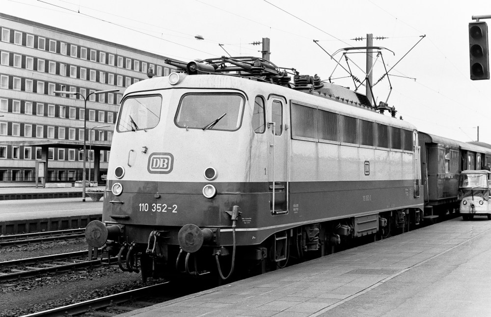 http://images.bahnstaben.de/HiFo/00019_Lokwechsel - Braunschweig Hbf am 4.6.1976/3063653737653733.jpg